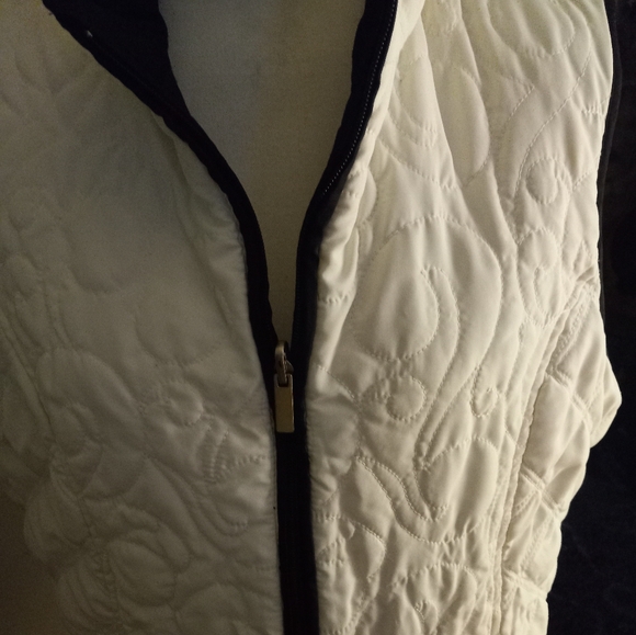 Used,not new,never worn  reversible black/cream sleevless quilted zip up vest. - Picture 3 of 4